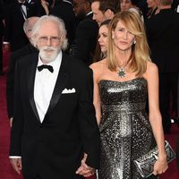 Bruce y Laura Dern en la alfombra roja de los Oscar 2015