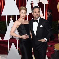 Mark Ruffalo y su mujer en la alfombra roja de los Oscar 2015