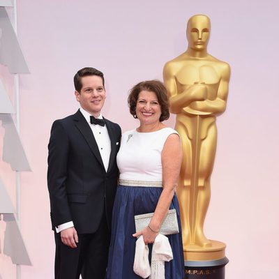 Graham Moore y su madre en la alfombra roja de los Oscar 2015