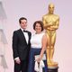 Graham Moore y su madre en la alfombra roja de los Oscar 2015