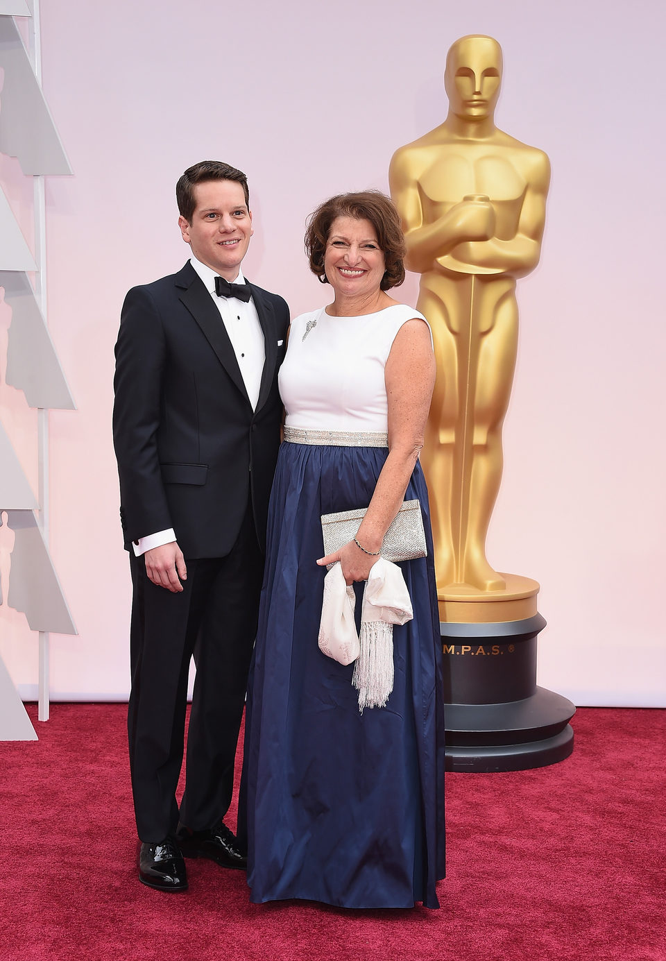 Graham Moore y su madre en la alfombra roja de los Oscar 2015