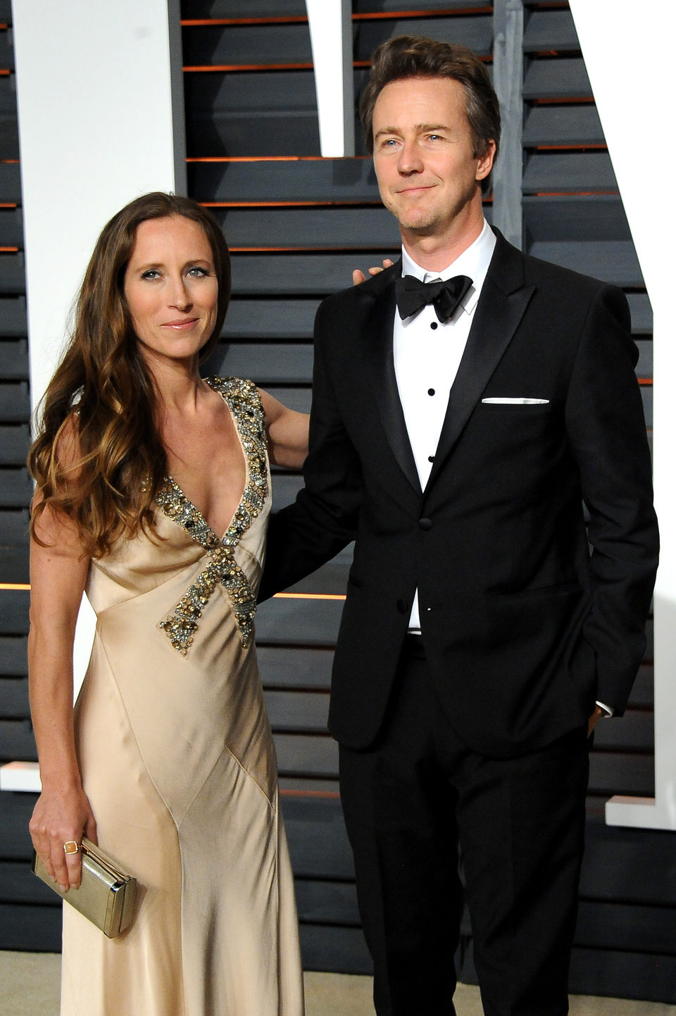 Edward Norton y Shauna Robertson en la alfombra roja de los Oscar 2015