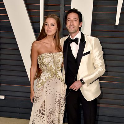 Adrien Brody y Lara Lieto en la alfombra roja de los Oscar 2015