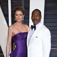 Eddie Murphy y su pareja posan en la alfombra roja de los Oscar 2015