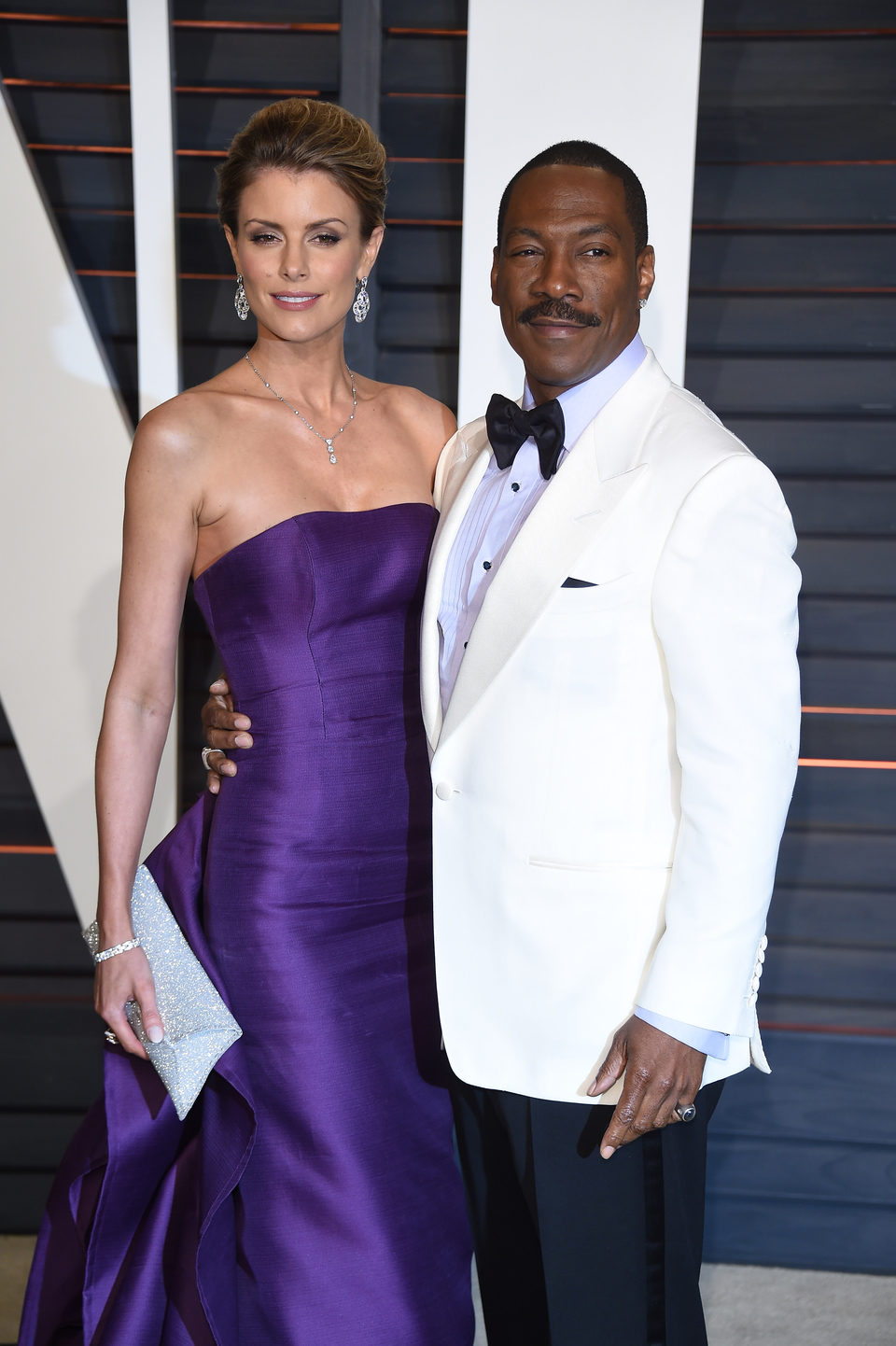 Eddie Murphy y su pareja posan en la alfombra roja de los Oscar 2015