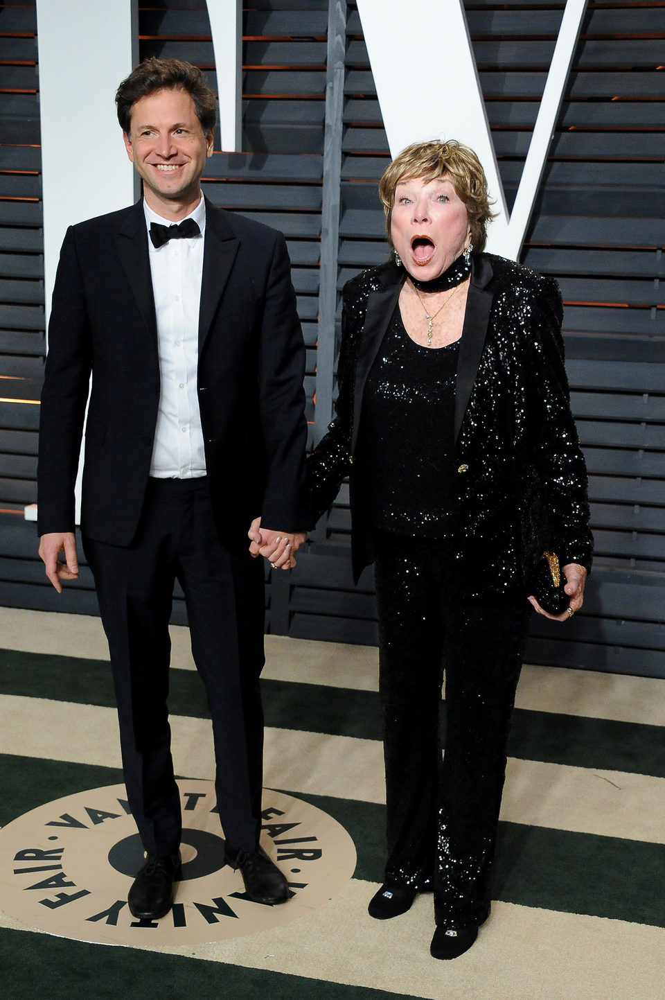 Bennett Miller y Shirley Maclaine en la alfombra roja de los Oscar 2015