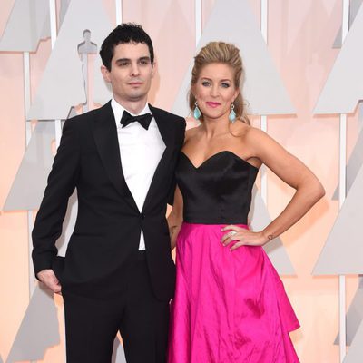 Damien Chazelle y su mujer posan en la alfombra roja de los Oscar 2015