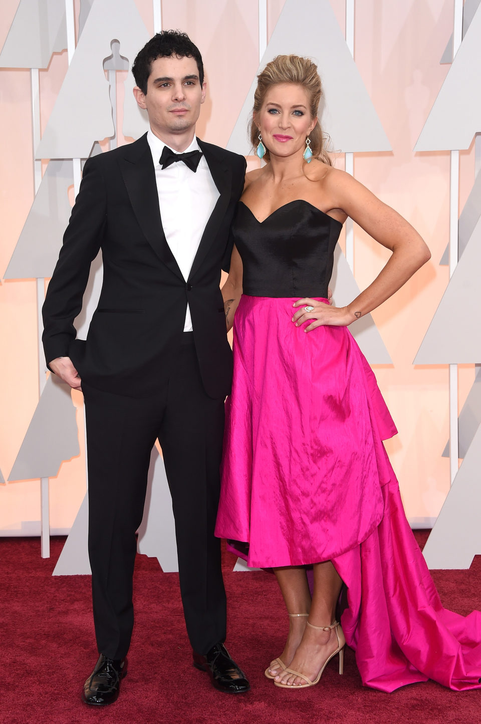 Damien Chazelle y su mujer posan en la alfombra roja de los Oscar 2015