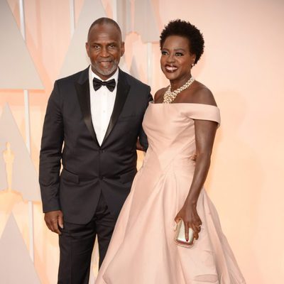 Viola Davis y Julius Tennon posan en la alfombra roja de los Oscar 2015