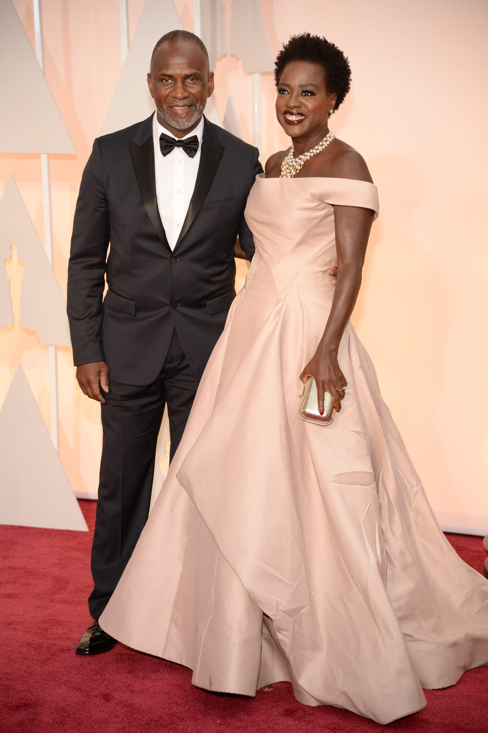 Viola Davis y Julius Tennon posan en la alfombra roja de los Oscar 2015