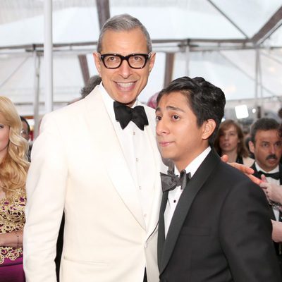 Jeff Goldblum y Tony Revolori en la alfombra roja de los Oscar 2015