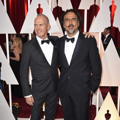 Michael Keaton y Alejandro González Iñárritu en la alfombra roja de los Oscar 2015