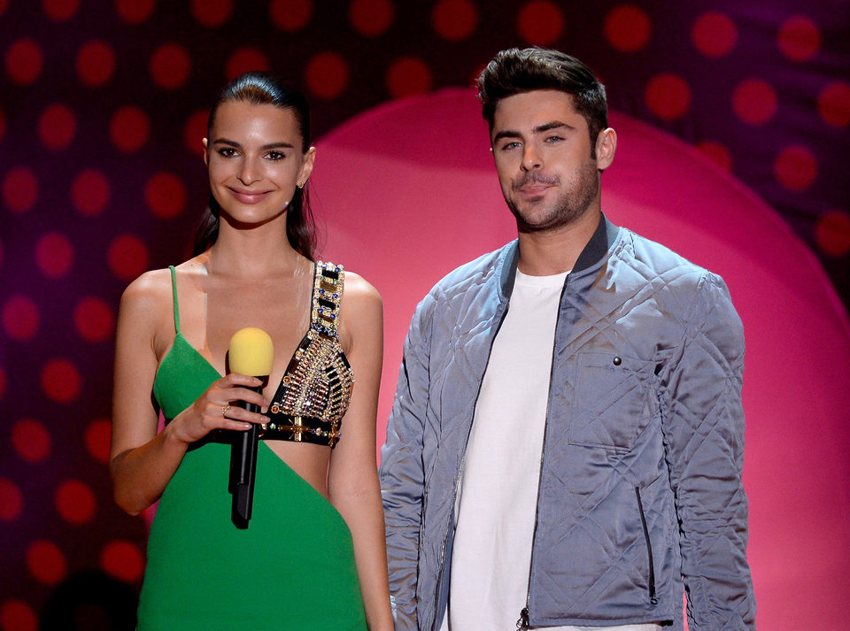 Emily Ratajkowski y Zac Efron durante la ceremonia de los MTV Movie Awards 2015