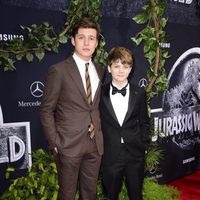 Nick Robinson y Ty Simpkins posan en el estreno de 'Jurassic World