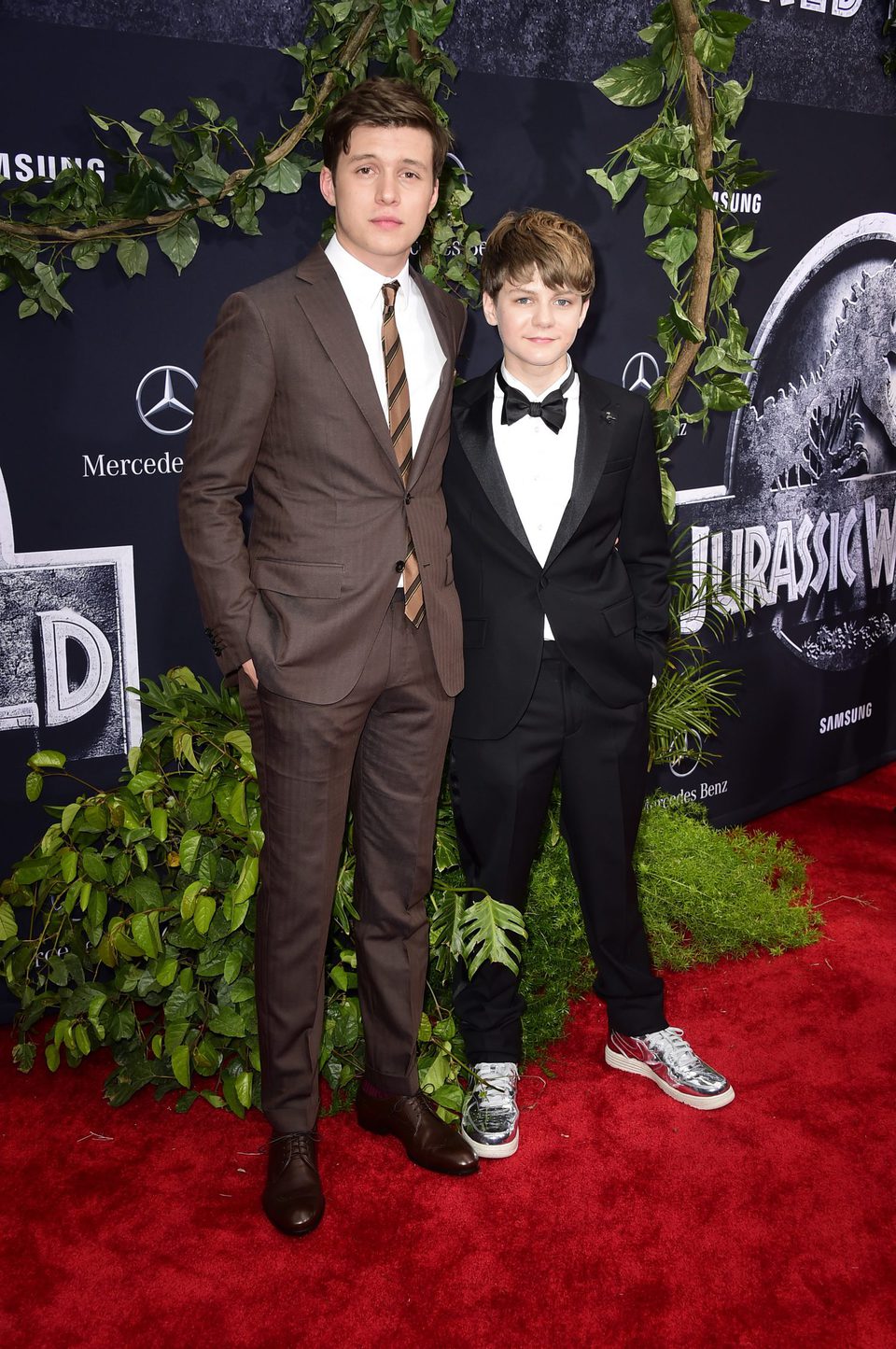 Nick Robinson y Ty Simpkins posan en el estreno de 'Jurassic World