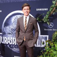 Nick Robinson posando en la premiere de 'Jurassic World'