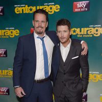 Kevin Dillon y Kevin Connolly posan juntos en la premiere europea de 'Entourage'