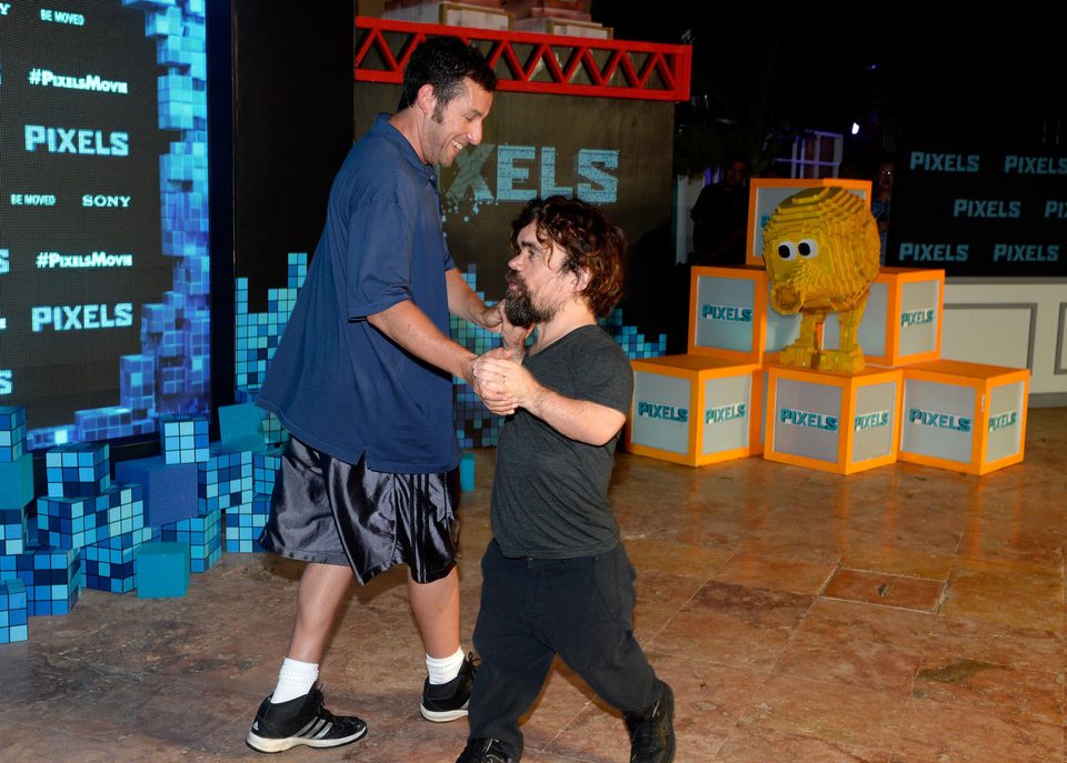 Adam Sandler y Peter Dinklage se marcan un baile en Cancun