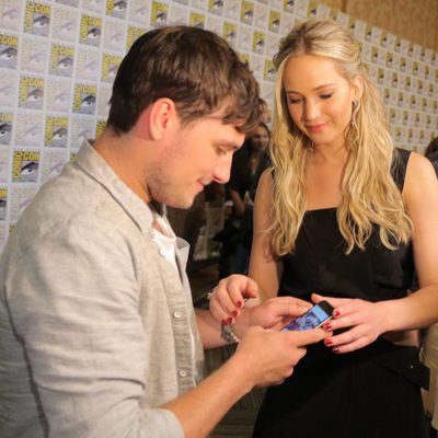 Jennifer Lawrence y Josh Hutcherson bromeando en la Comic-Con 2015