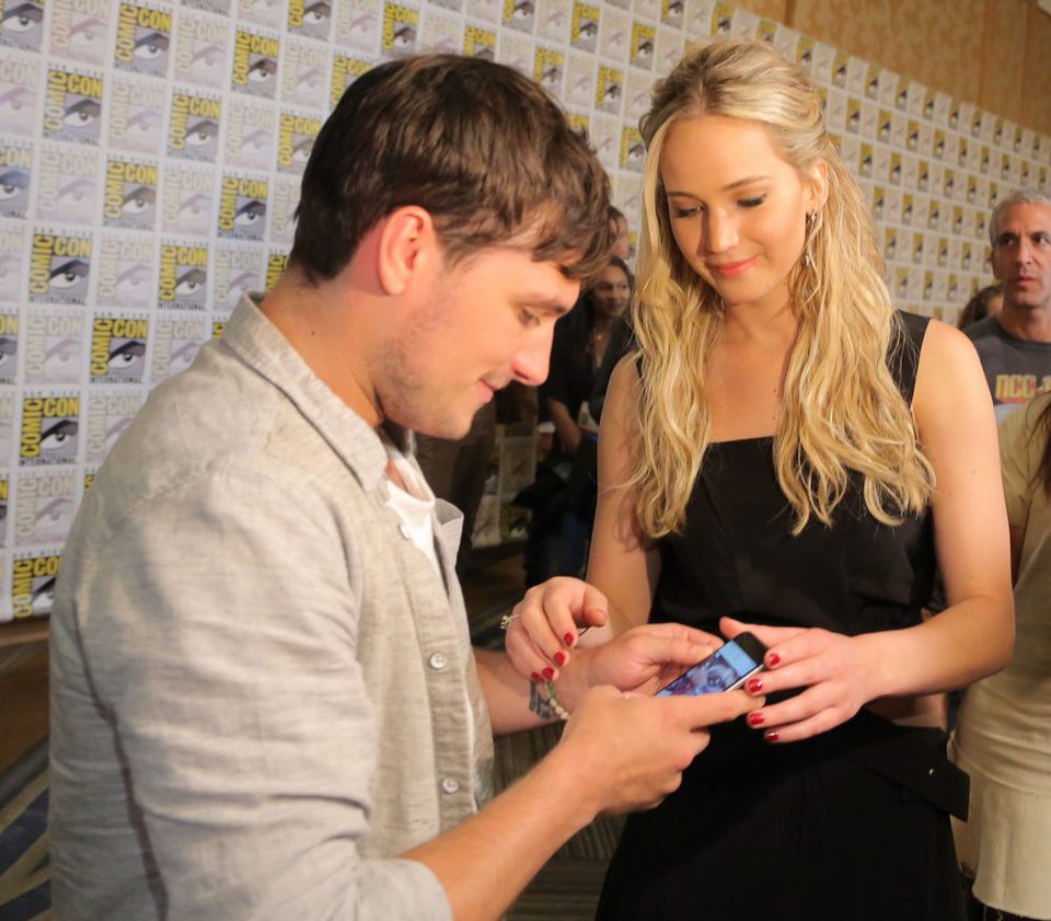 Jennifer Lawrence y Josh Hutcherson bromeando en la Comic-Con 2015