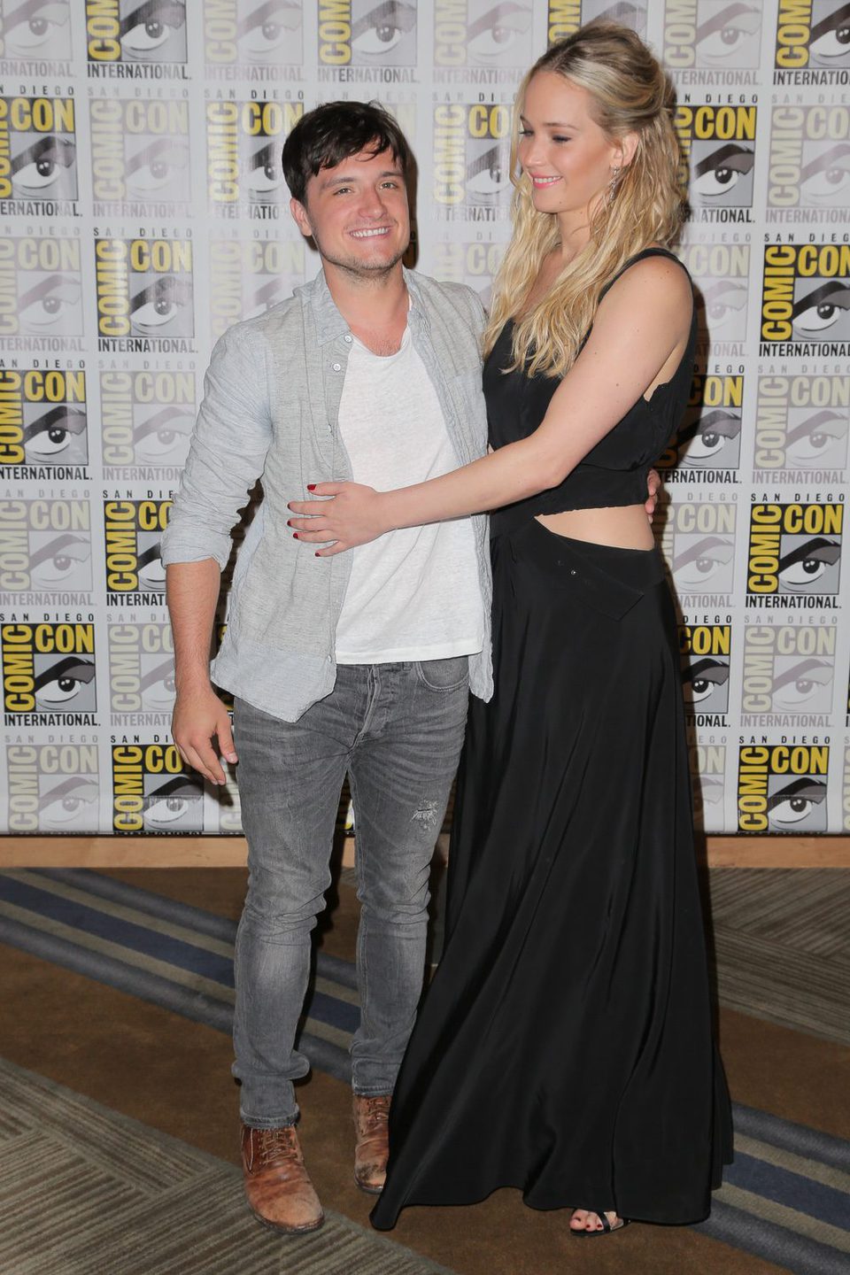 Jennifer Lawrence y Josh Hutcherson abrazados en la Comic-Con 2015