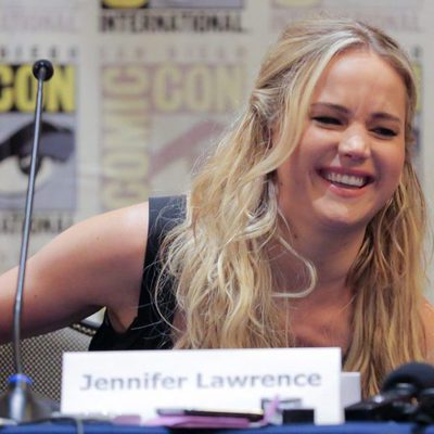 Jennifer Lawrence riéndose durante la rueda de prensa en la Comic-Con 2015