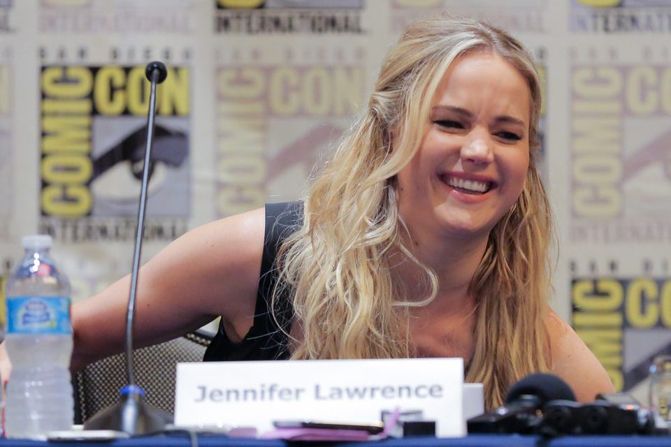 Jennifer Lawrence riéndose durante la rueda de prensa en la Comic-Con 2015