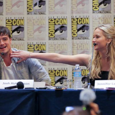 Josh Hutcherson y Jennifer Lawrence bromeando en la Comic-Con 2015