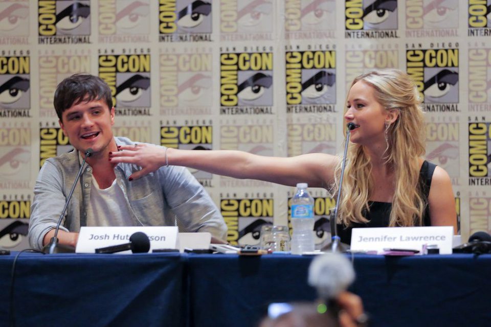 Josh Hutcherson y Jennifer Lawrence bromeando en la Comic-Con 2015