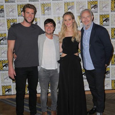 Josh Hutcherson, Jennifer Lawrence, Liam Hemsworth y Francis Lawrence en la Comic-Con 2015