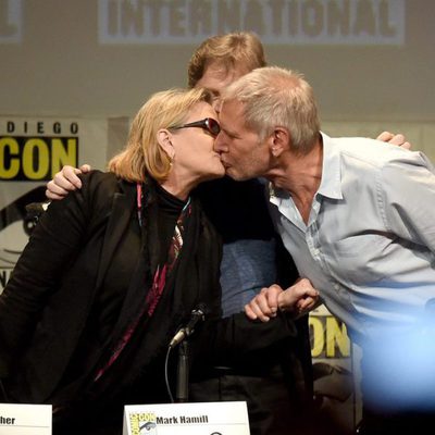 Carrie Fisher y Harrison Ford se besan en la presentación de 'Star Wars: El despertar de la Fuerza' en la Comic-Con 2015