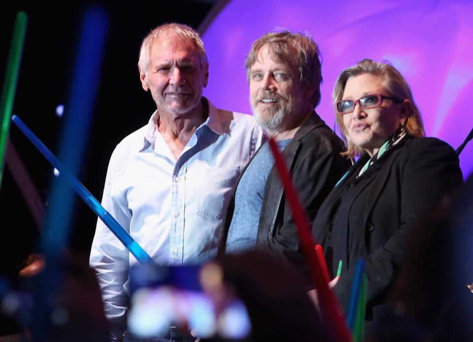 Harrison Ford, Mark Hamill y Carrie Fisher con los sables láser en la Comic-Con 2015