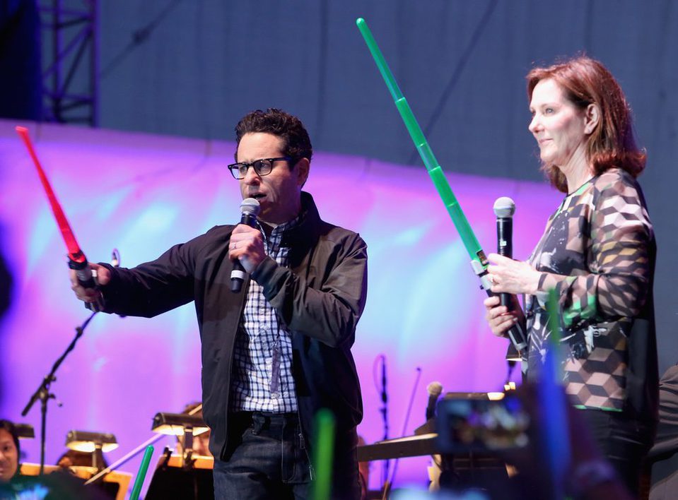 J.J. Abrams y Kathleen Kennedy con sables láser en la Comic-Con 2015