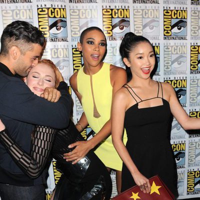 Oscar Isaac y Sophie Turner se abrazan en la Comic-Con 2015