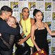 Oscar Isaac y Sophie Turner se abrazan en la Comic-Con 2015