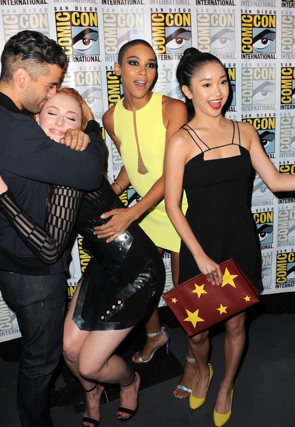 Oscar Isaac y Sophie Turner se abrazan en la Comic-Con 2015