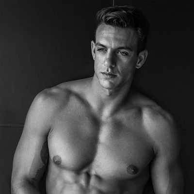 Joaquín Ferreira sin camiseta en blanco y negro