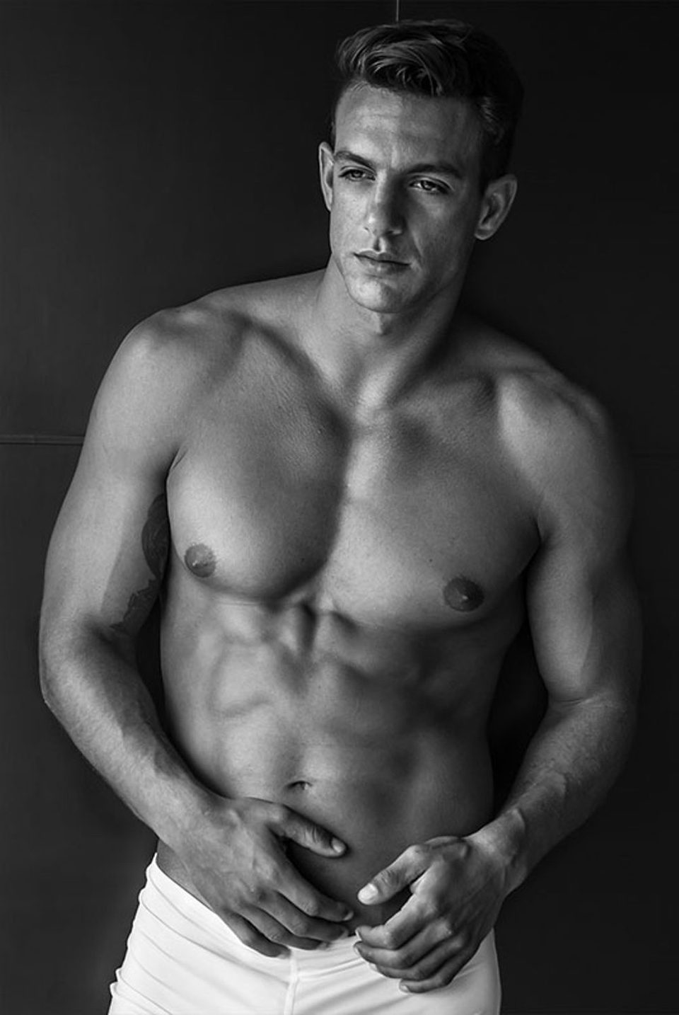 Joaquín Ferreira sin camiseta en blanco y negro