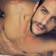 Joaquín Ferreira desnudo muestra su mirada más seductora