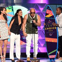 Jordana Brewster, Michelle Rodríguez, Vin Diesel y Ludacris recogen el premio Choice Movie: Action Award en la gala de los Teen Choice Awards 2015