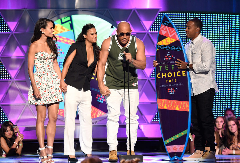 Jordana Brewster, Michelle Rodríguez, Vin Diesel y Ludacris recogen el premio Choice Movie: Action Award en la gala de los Teen Choice Awards 2015