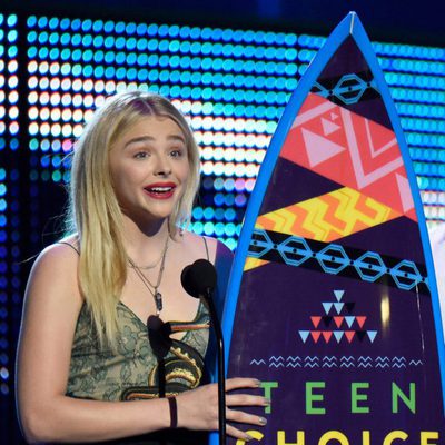 Chloë Grace Moretz recoge el premio Choice a la mejor Actriz de Drama en los Teen Choice Awards