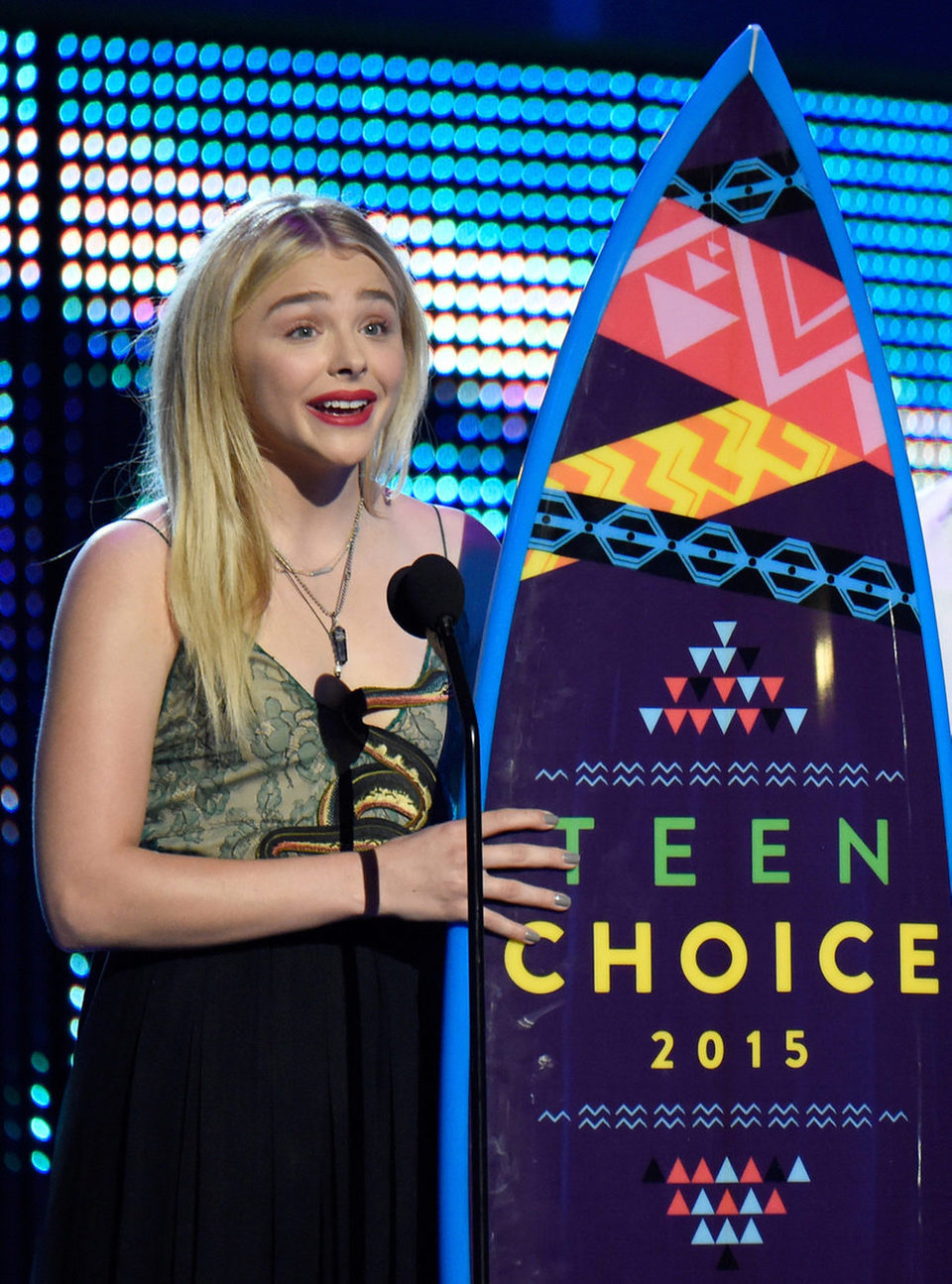 Chloë Grace Moretz recoge el premio Choice a la mejor Actriz de Drama en los Teen Choice Awards