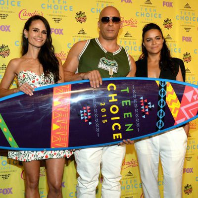 Jordana Brewster, Vin Diesel y Michelle Rodríguez posan con el premio Choice Movie: Action Award en los Teen Choice Awards 2015