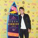 Josh Hutcherson posa con su premio en los Teen Choice Awards