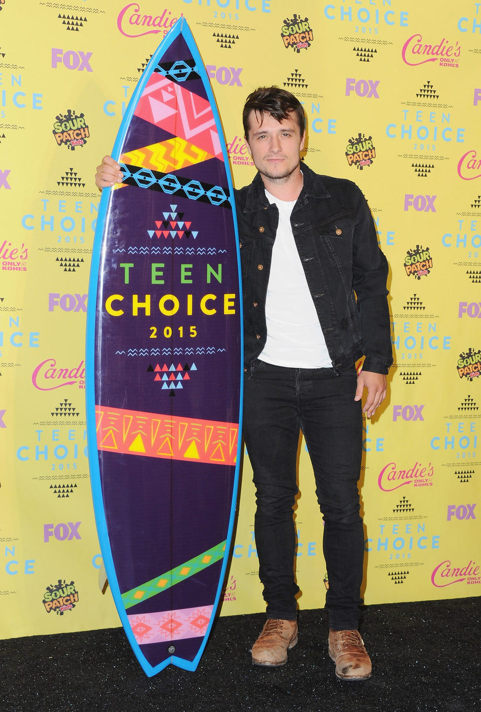 Josh Hutcherson posa con su premio en los Teen Choice Awards