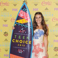 Lea Michele posa con su premio en los Teen Choice Awards 2015