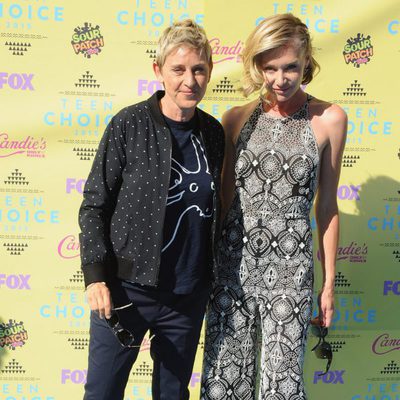 Ellen DeGeneres y Portia de Rossi en la alfombra roja de los Teen Choice Awards 2015