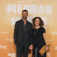 William Miller y su pareja en la premiere de 'Mi gran noche' en Madrid