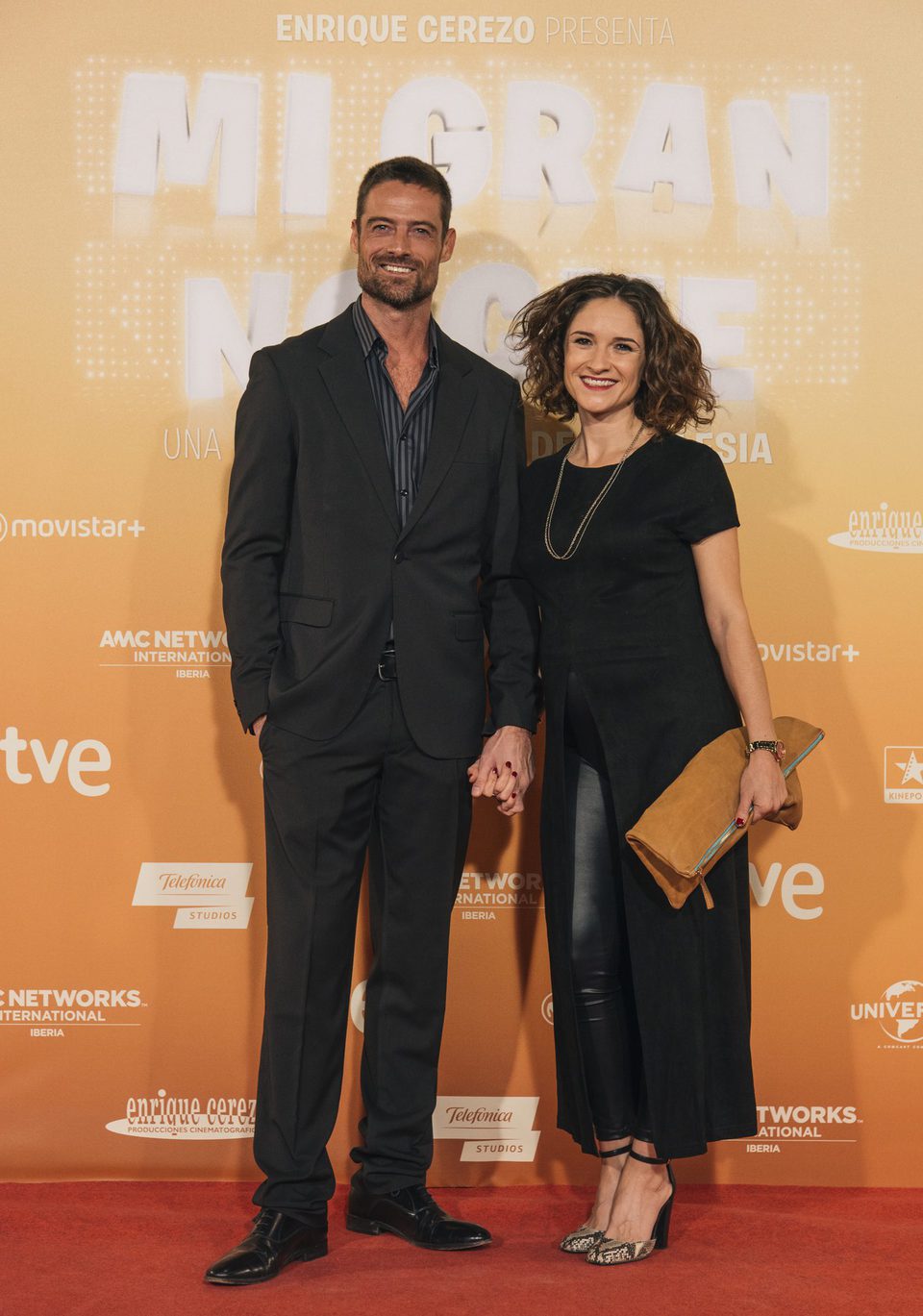 William Miller y su pareja en la premiere de 'Mi gran noche' en Madrid